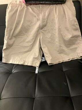 SMITH & TWEED PLEATED KHAKI SHORTS